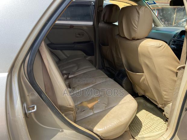 Toyota Harrier 2000 Gold
