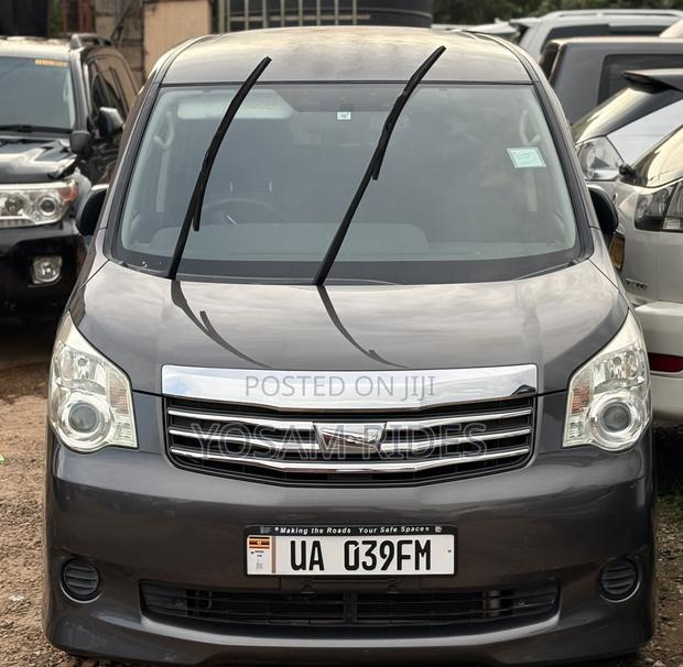 Toyota Noah 2.0 143hp FWD (7 Seater) 2012 Gray