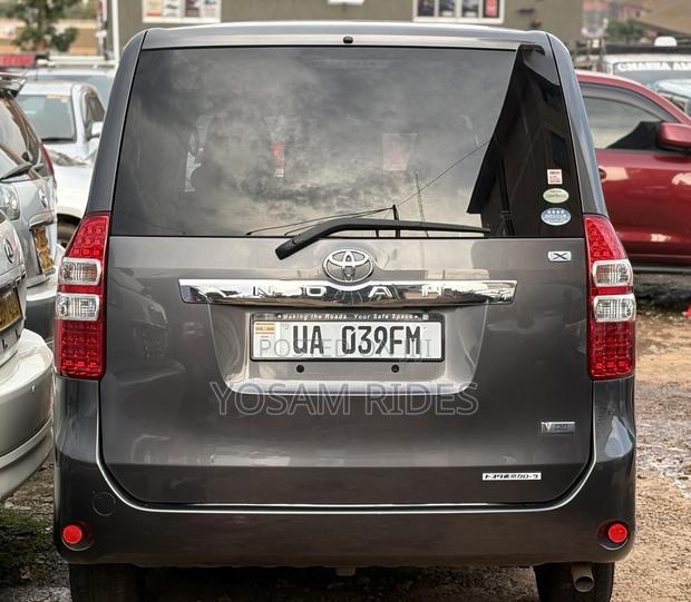 Toyota Noah 2.0 143hp FWD (7 Seater) 2012 Gray
