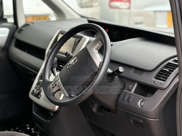 Toyota Noah 2.0 143hp FWD (7 Seater) 2012 Gray