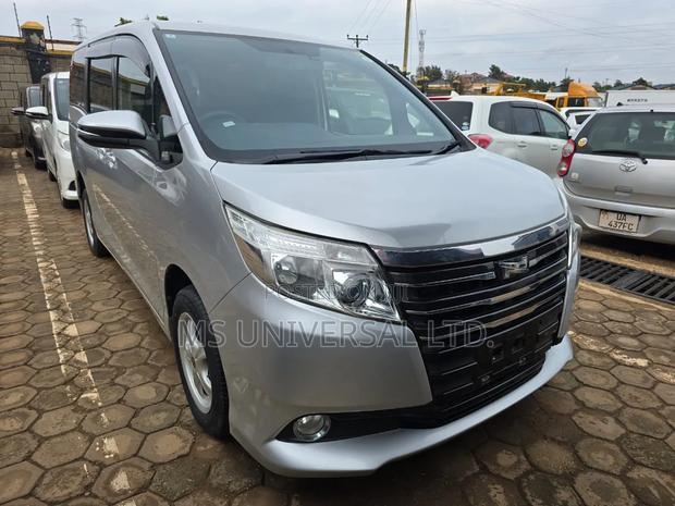 Toyota Noah 2.0 FWD (8 Seater) 2016 Silver