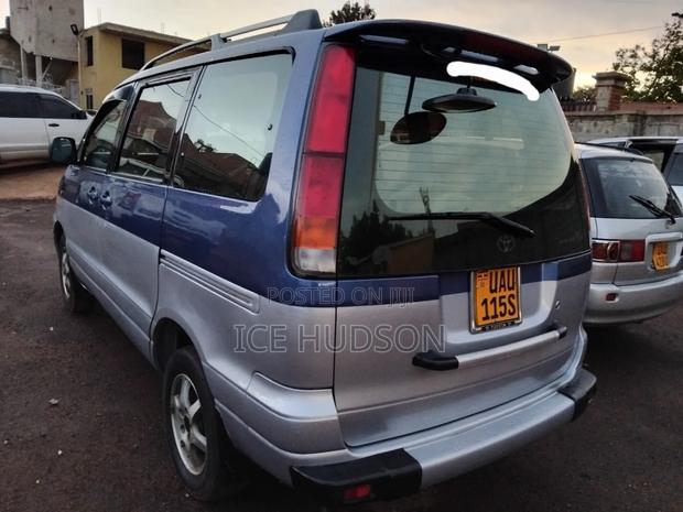 Toyota Noah 2001 Blue