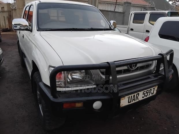 Toyota Hilux 2003 White