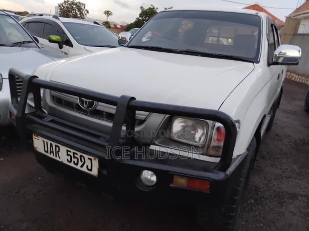 Toyota Hilux 2003 White