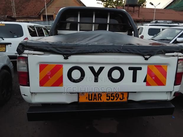 Toyota Hilux 2003 White