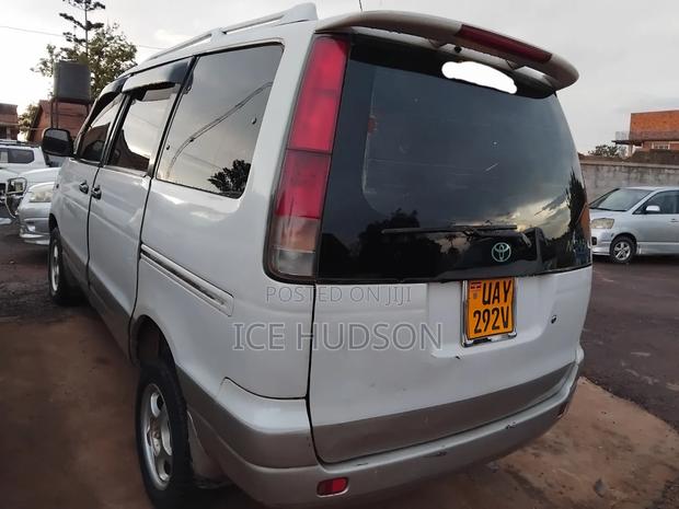 Toyota TownAce Noah 1999 White