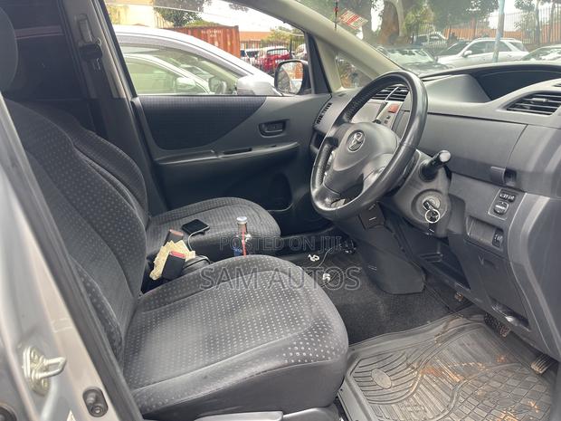 Toyota Ractis 2009 Silver