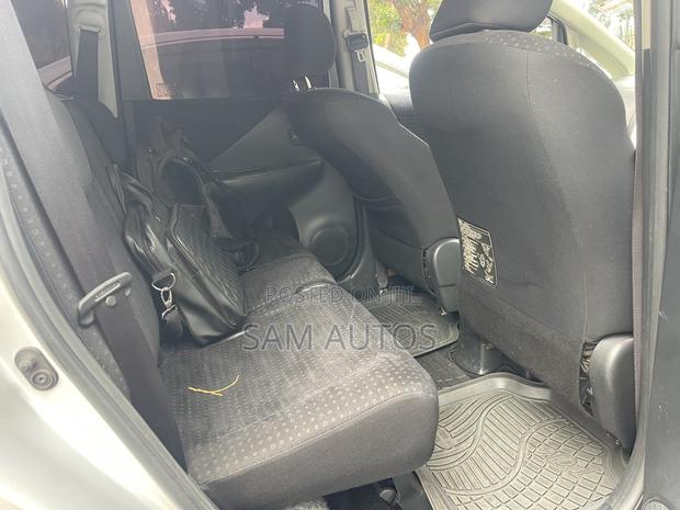 Toyota Ractis 2009 Silver