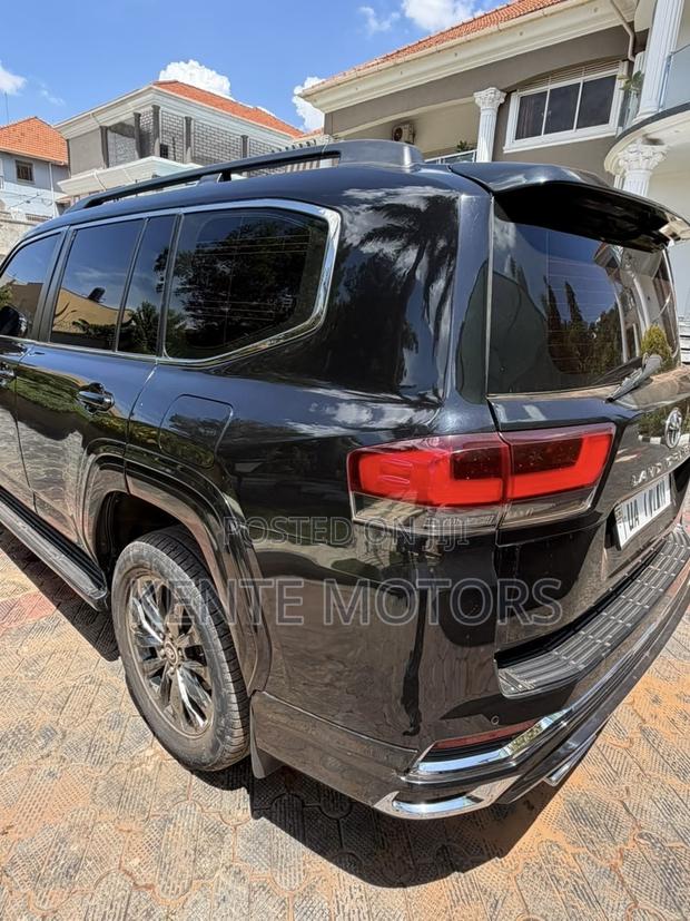 Toyota Land Cruiser LC300 2023