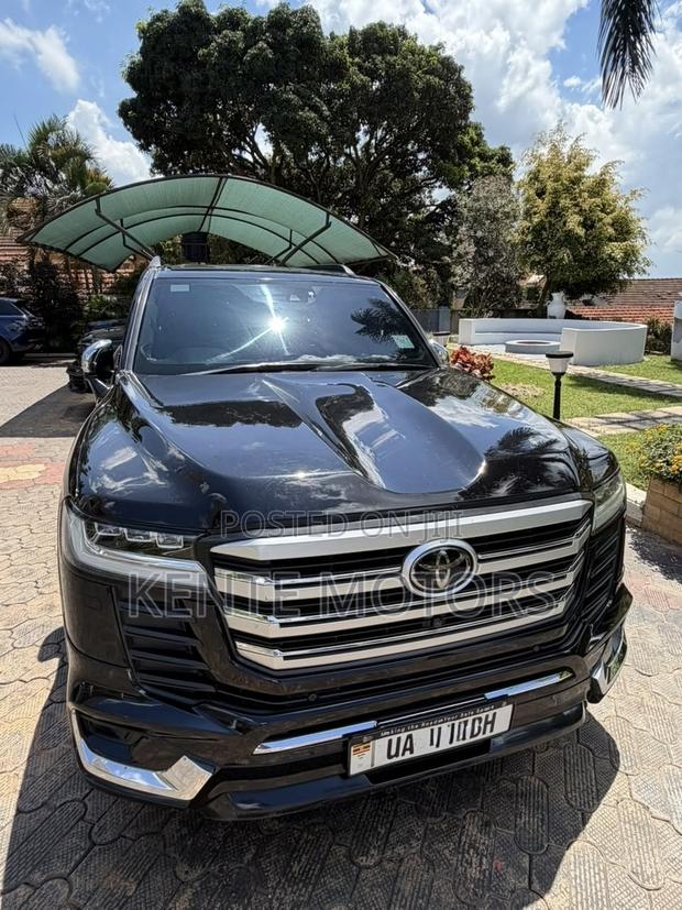 Toyota Land Cruiser LC300 2023