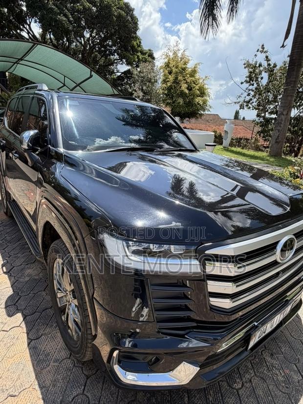 Toyota Land Cruiser LC300 2023