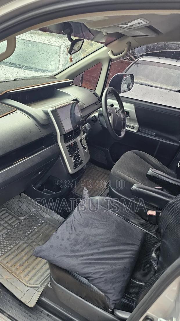 Toyota Noah 2.0 143hp AWD (8 Seater) 2011 Gray