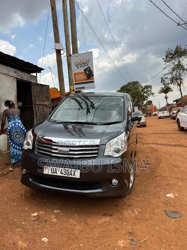 Toyota Noah 2.0 143hp AWD (8 Seater) 2011 Gray