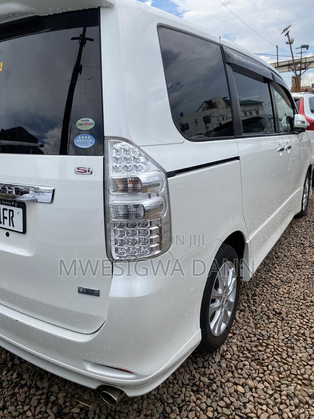 Toyota Noah 2011 White