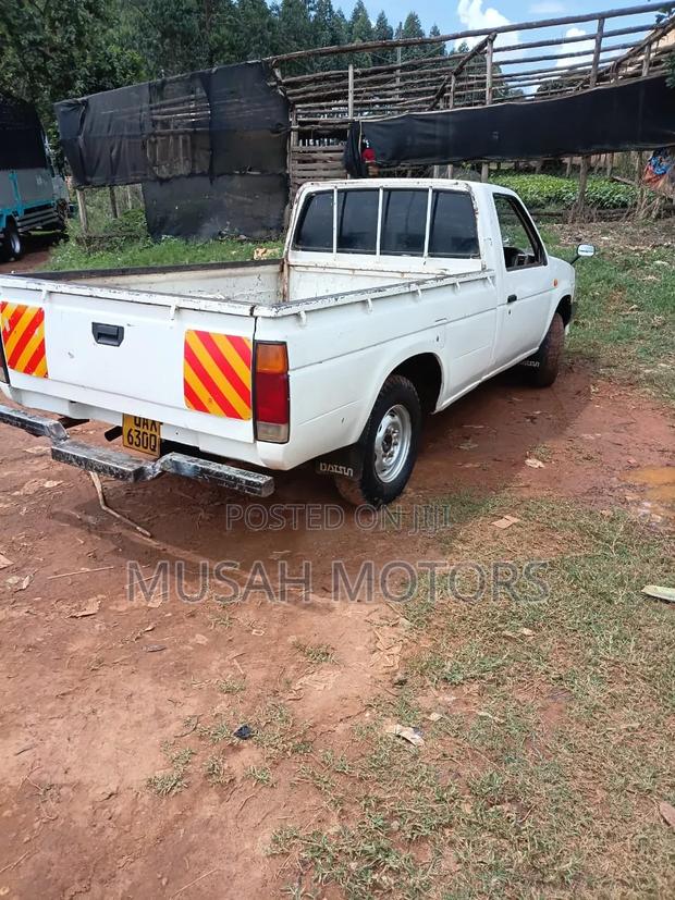 Nissan Pick-Up 1995 White