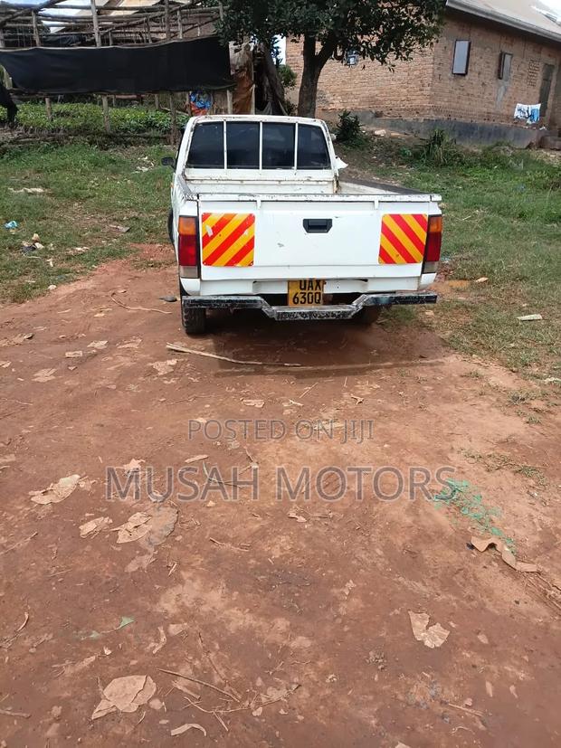 Nissan Pick-Up 1995 White