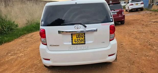 Toyota Corolla Rumion 2010 White