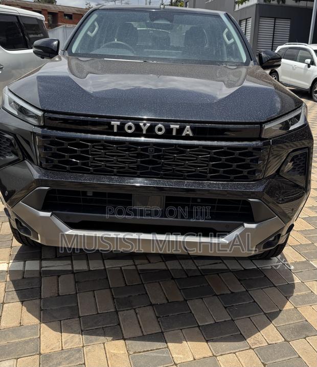 New Toyota Hilux 2025 Black