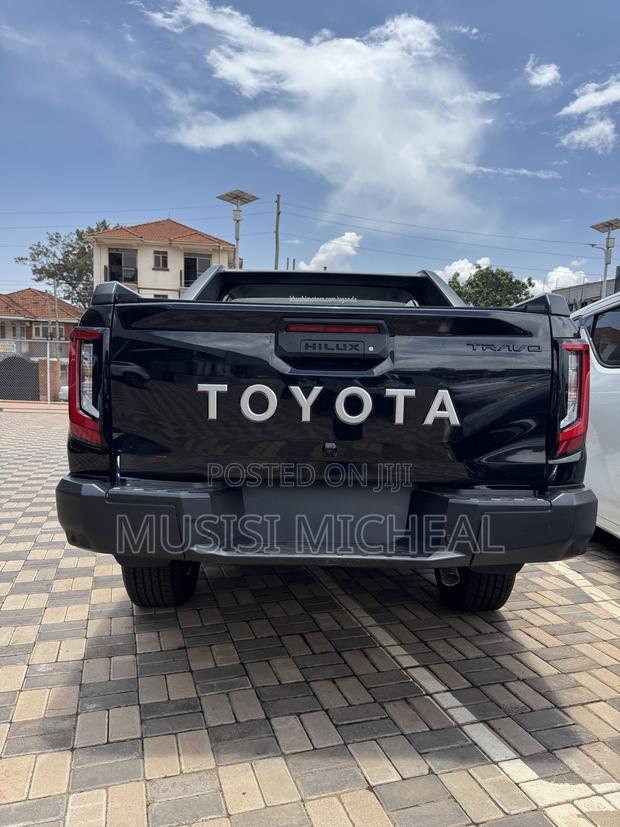 New Toyota Hilux 2025 Black