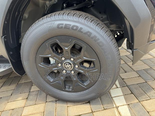 New Toyota Hilux 2025 Black