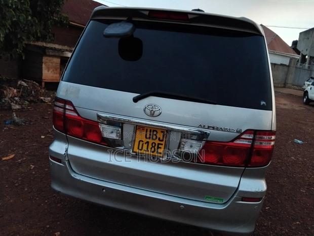 Toyota Alphard 2005