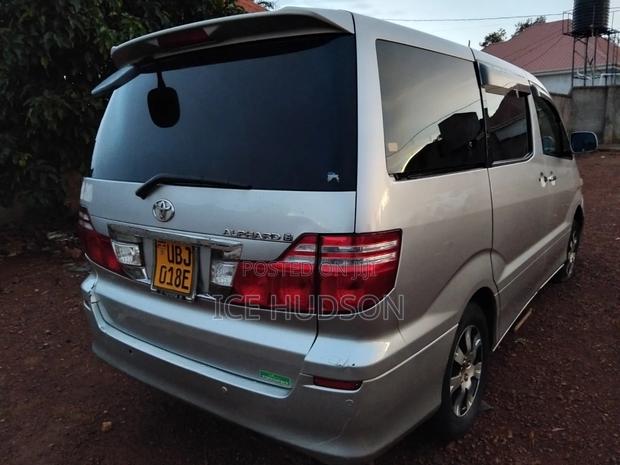 Toyota Alphard 2005