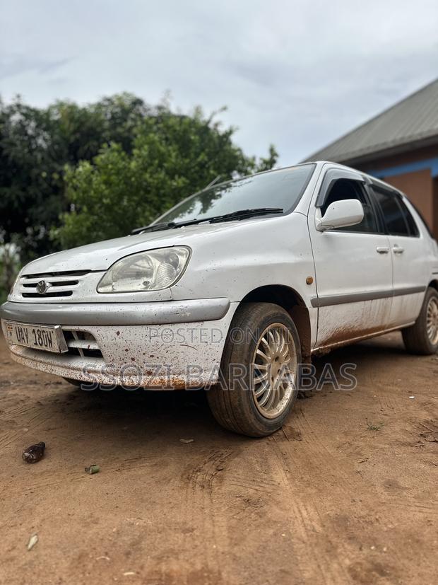Toyota Raum 1998 White