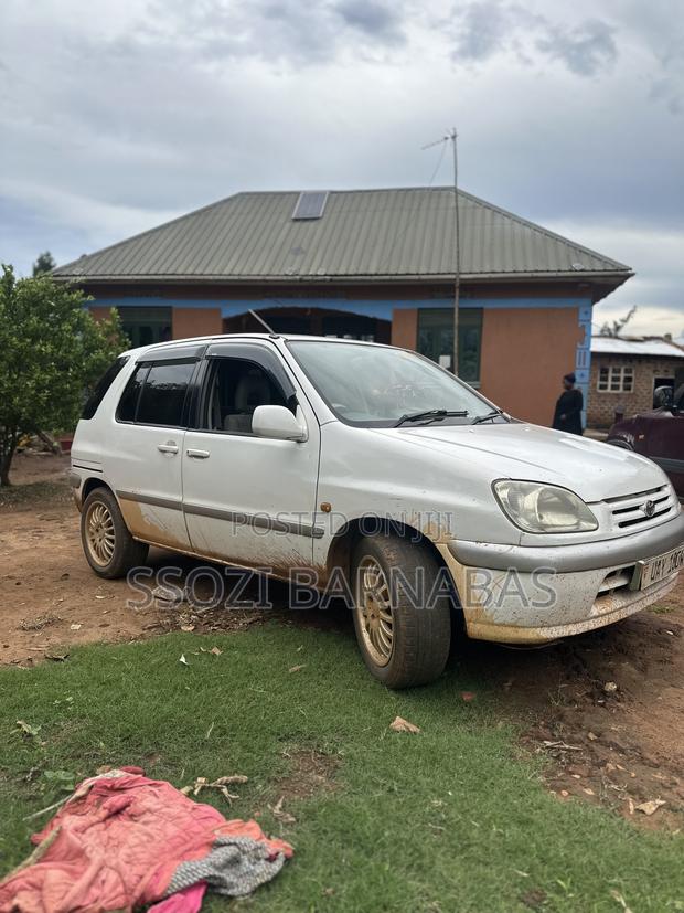 Toyota Raum 1998 White