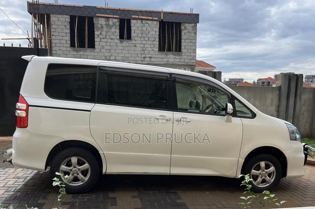 Toyota Noah 2012 White