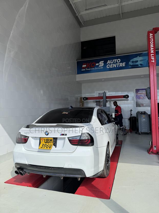 BMW 3 Series 320i RWD 2011 Off white
