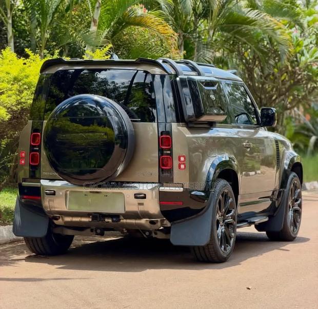 Land Rover Defender V8 2023