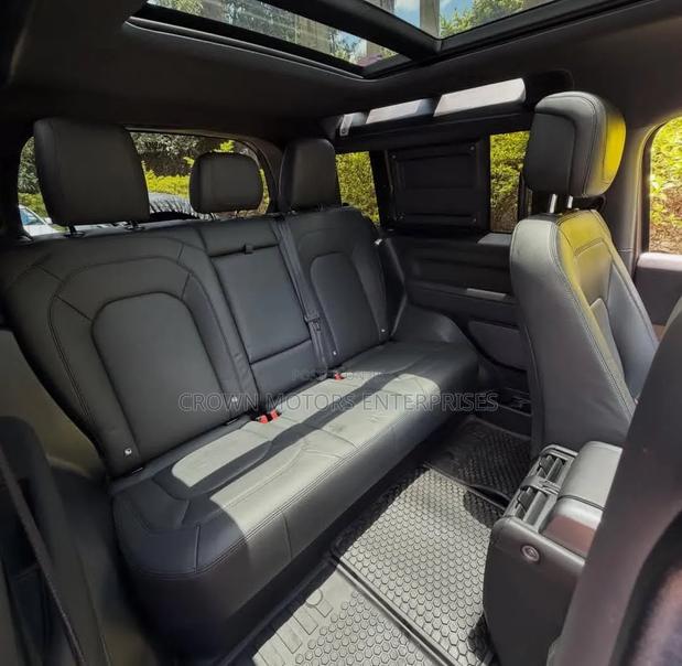 Land Rover Defender V8 2023
