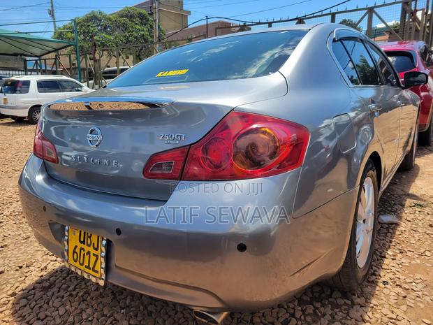 Nissan Skyline 2009 Silver