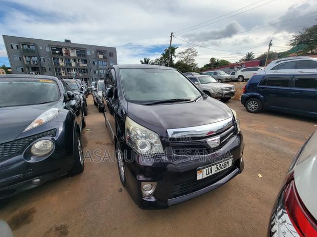 Toyota Noah 2012 Black