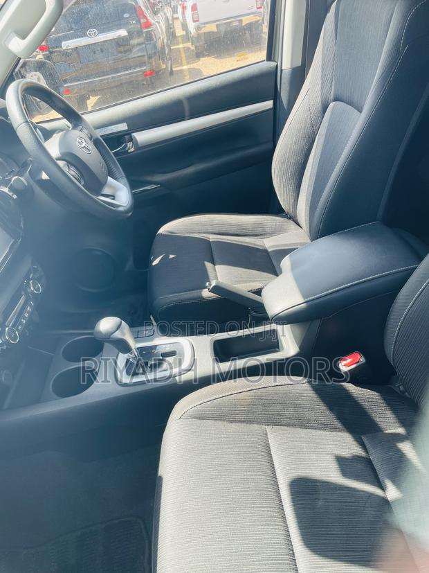 Toyota Hilux 2022 Gray
