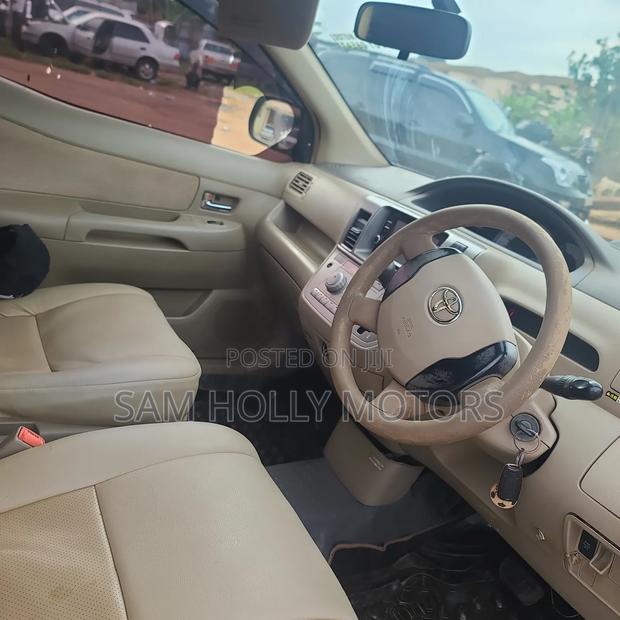 Toyota Raum 1.5 AWD 2008 Gold
