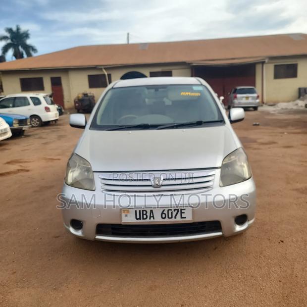 Toyota Raum 1.5 AWD 2008 Gold