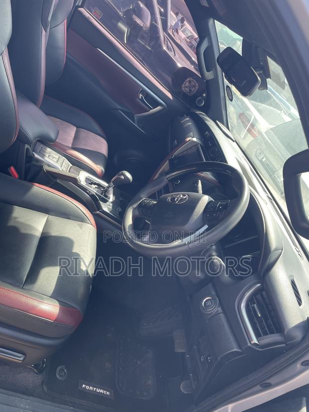 Toyota Fortuner 2.4 D AWD 2023 Silver
