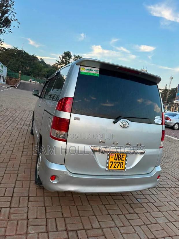 Toyota Noah 2.0 FWD (8 Seater) 2006 Silver