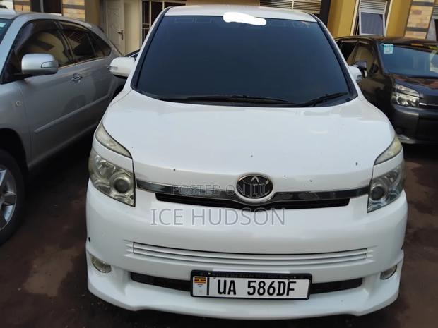 Toyota Voxy 2014 White