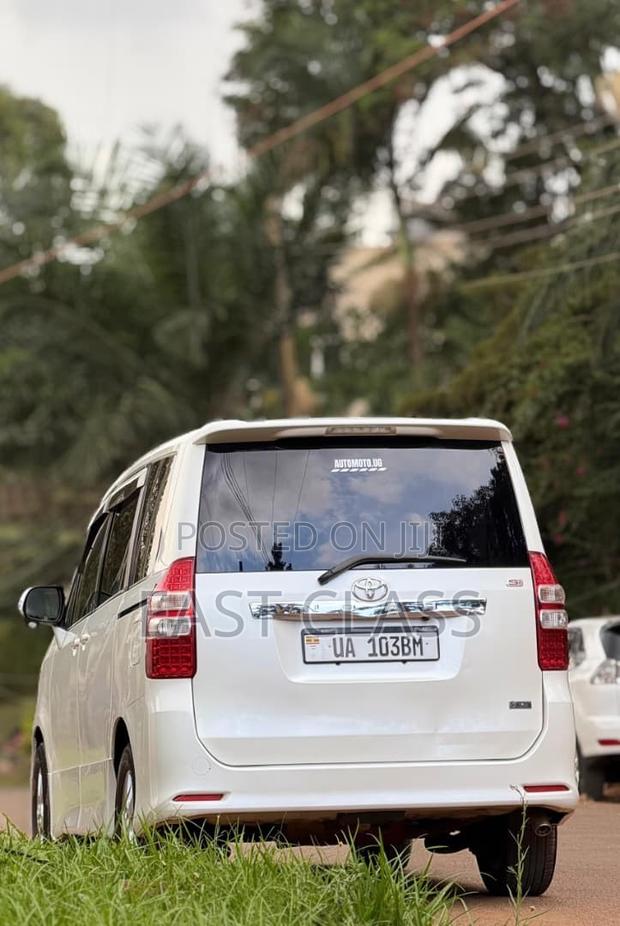 Toyota Noah 2.0 143hp FWD (7 Seater) 2010 White