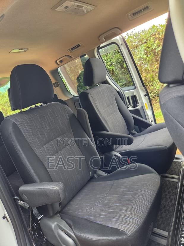Toyota Noah 2.0 143hp FWD (7 Seater) 2010 White