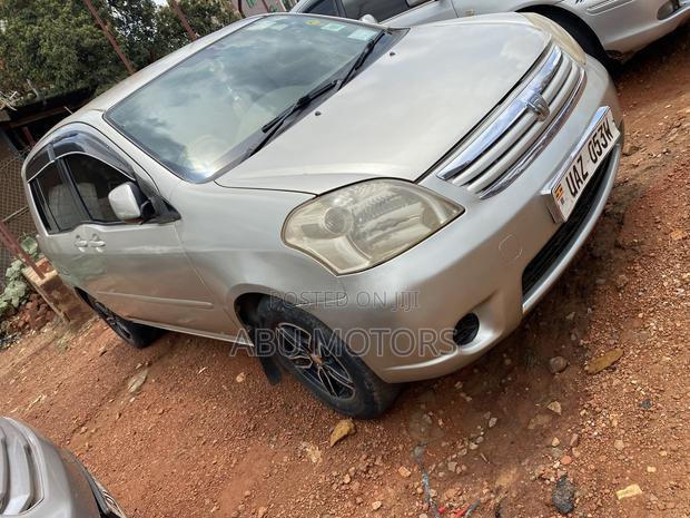 Toyota Raum 2004 Gold