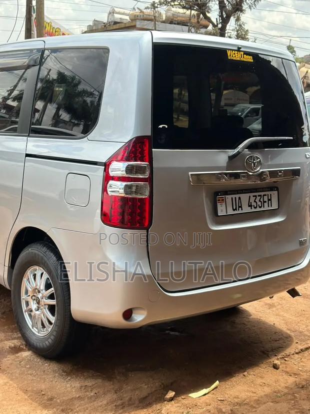 Toyota Noah 2.0 143hp AWD (8 Seater) 2013 Silver