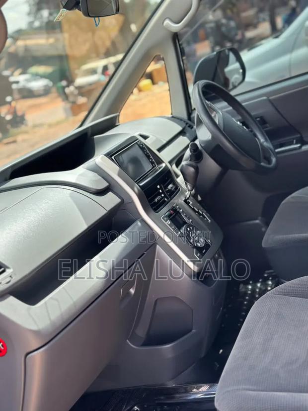 Toyota Noah 2.0 143hp AWD (8 Seater) 2013 Silver