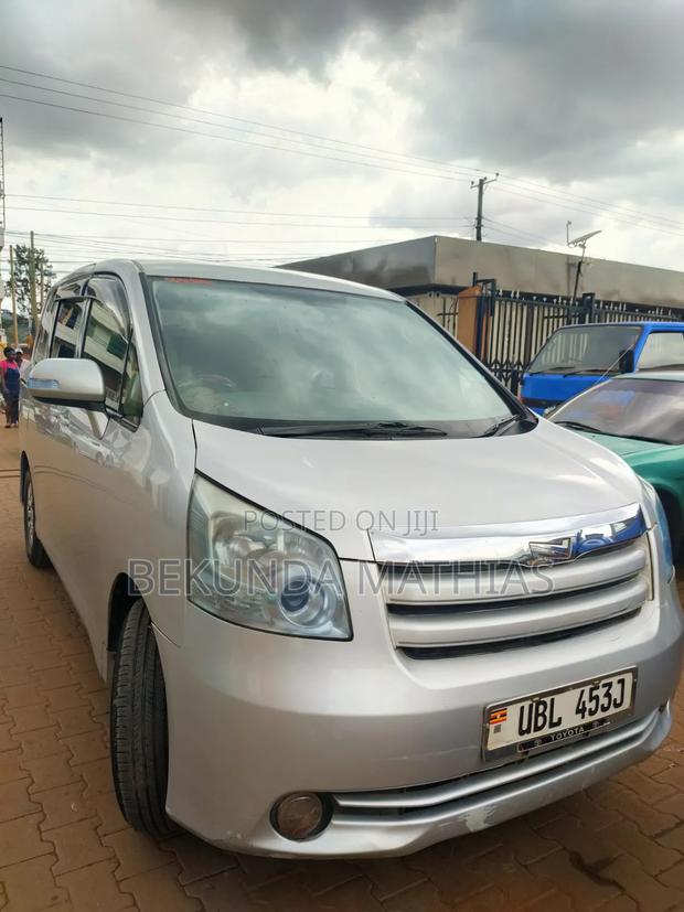 Toyota Noah 2009 Gray