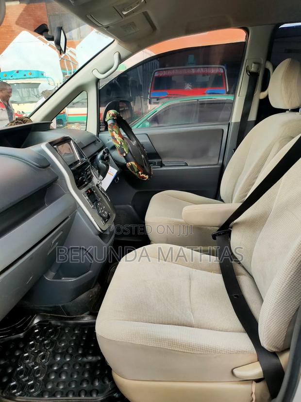 Toyota Noah 2009 Gray