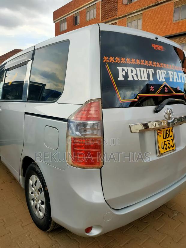 Toyota Noah 2009 Gray