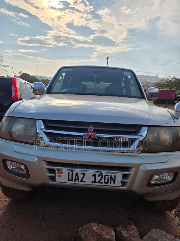 Mitsubishi Pajero 2000 Silver