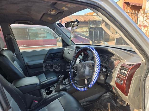 Mitsubishi Pajero 2000 Silver